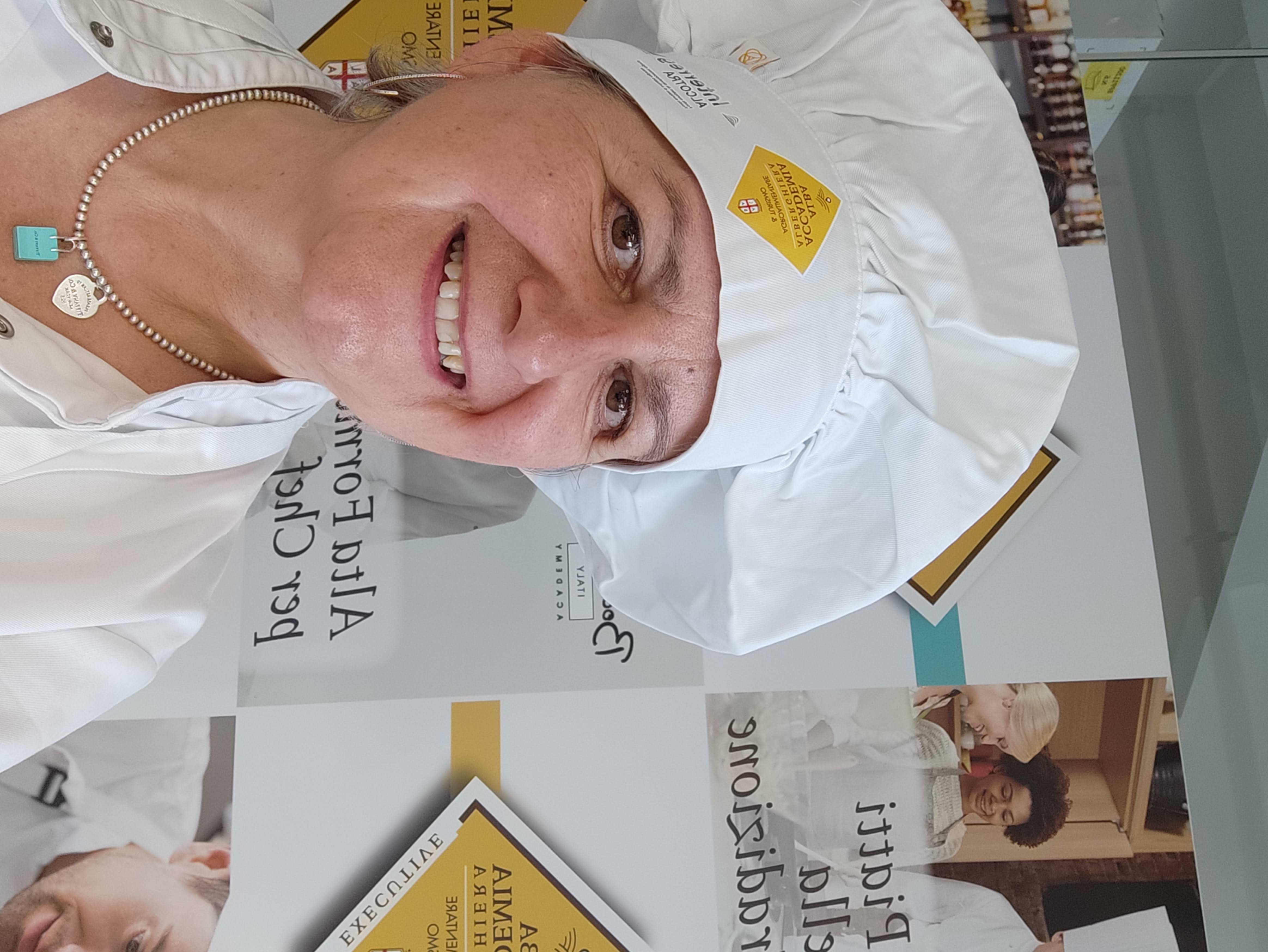 Luisa Delpiano Inversi presso l’Accademia di Alba con il cappello da chef