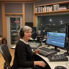 Luisa Delpiano Inversi in studio durante la registrazione di un podcast